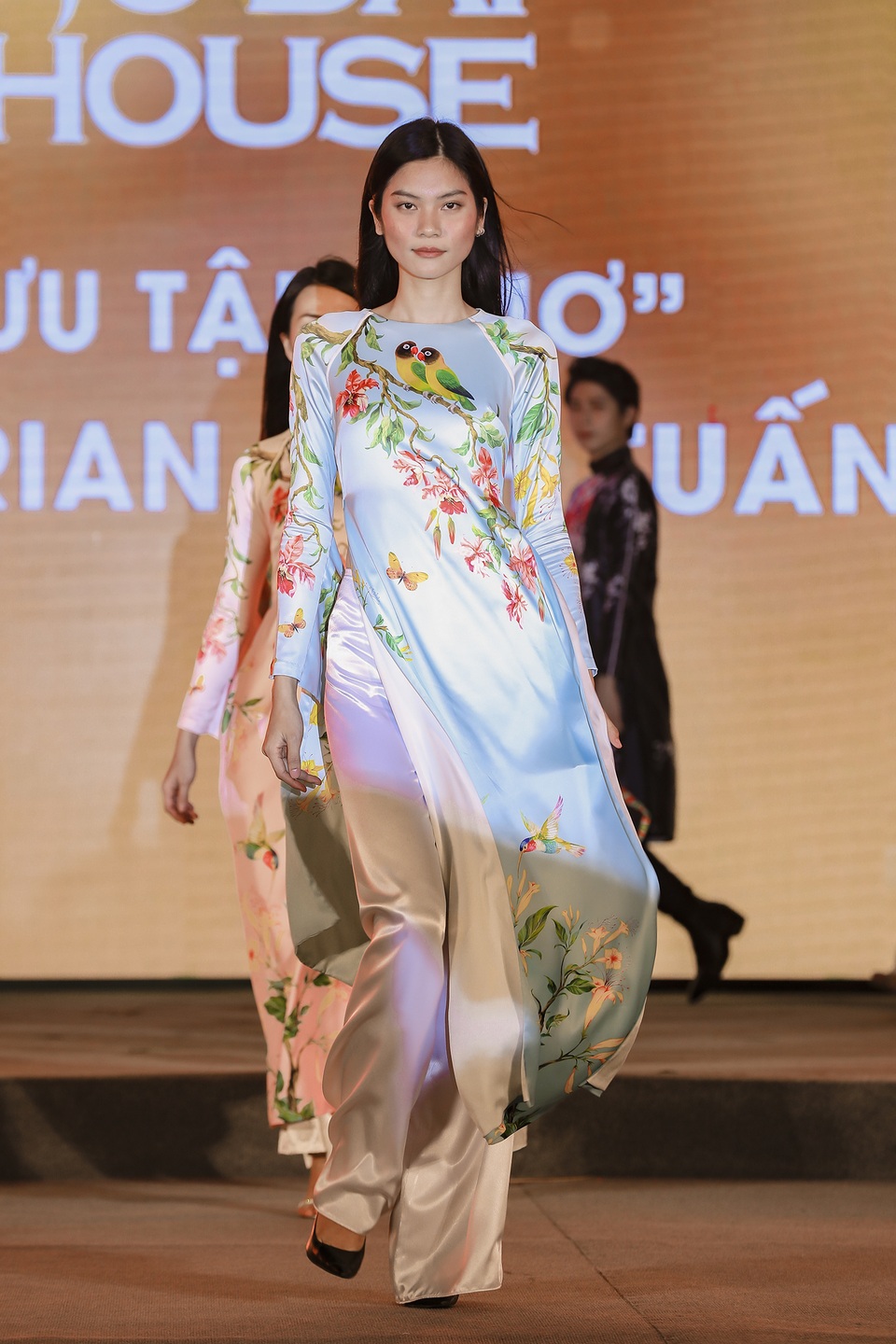 H’Hen Niê truyền cảm hứng áo dài với chiếc áo dài thổ cẩm trắng - 5 H’Hen Niê truyền cảm hứng áo dài với chiếc áo dài thổ cẩm trắng - 5