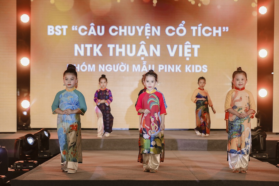 H’Hen Niê truyền cảm hứng áo dài với chiếc áo dài thổ cẩm trắng - 6 H’Hen Niê truyền cảm hứng áo dài với chiếc áo dài thổ cẩm trắng - 6