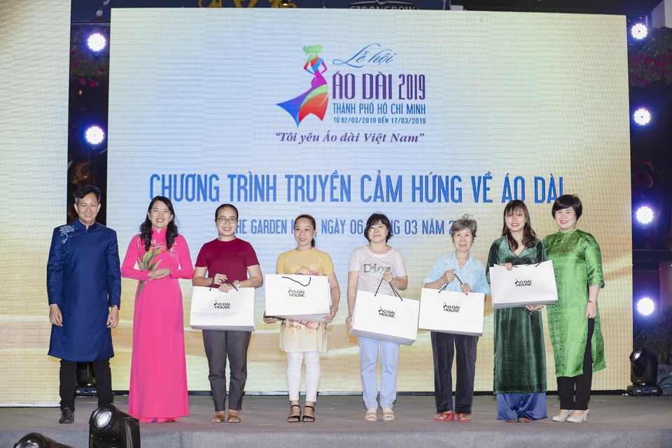 H’Hen Niê truyền cảm hứng áo dài với chiếc áo dài thổ cẩm trắng - 7 H’Hen Niê truyền cảm hứng áo dài với chiếc áo dài thổ cẩm trắng - 7