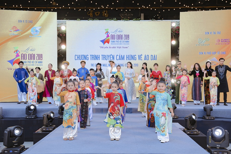 H’Hen Niê truyền cảm hứng áo dài với chiếc áo dài thổ cẩm trắng - 8 H’Hen Niê truyền cảm hứng áo dài với chiếc áo dài thổ cẩm trắng - 8