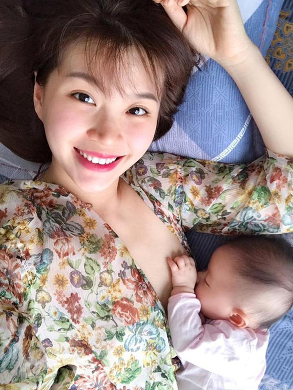 Khoảnh khắc đẹp của sao nữ Việt khi khoe ảnh... đang cho con bú - 4 Khoảnh khắc đẹp của sao nữ Việt khi khoe ảnh... đang cho con bú - 4
