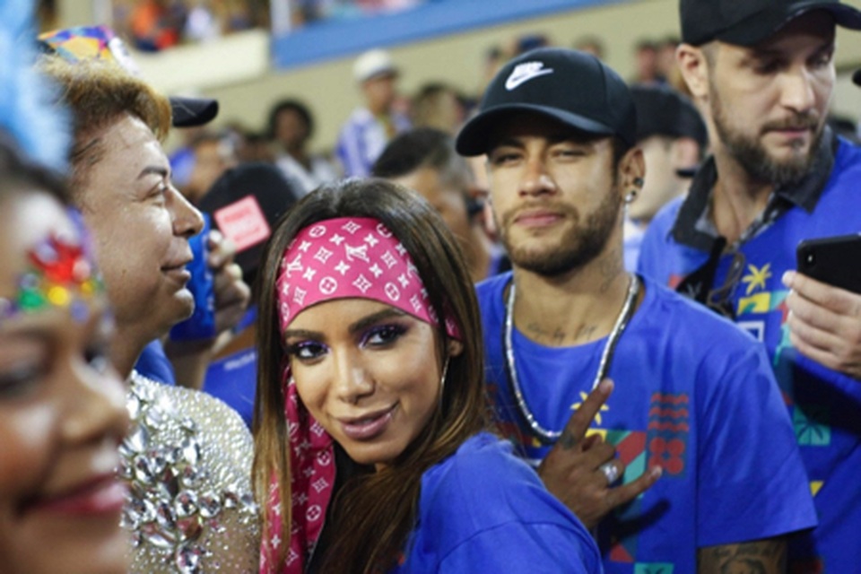 Neymar được các bóng hồng vây quanh trong lễ hội hóa trang Carnival - 1 Neymar được các bóng hồng vây quanh trong lễ hội hóa trang Carnival - 1