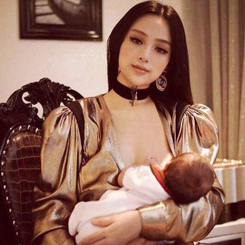 Khoảnh khắc đẹp của sao nữ Việt khi khoe ảnh... đang cho con bú - 11 Khoảnh khắc đẹp của sao nữ Việt khi khoe ảnh... đang cho con bú - 11
