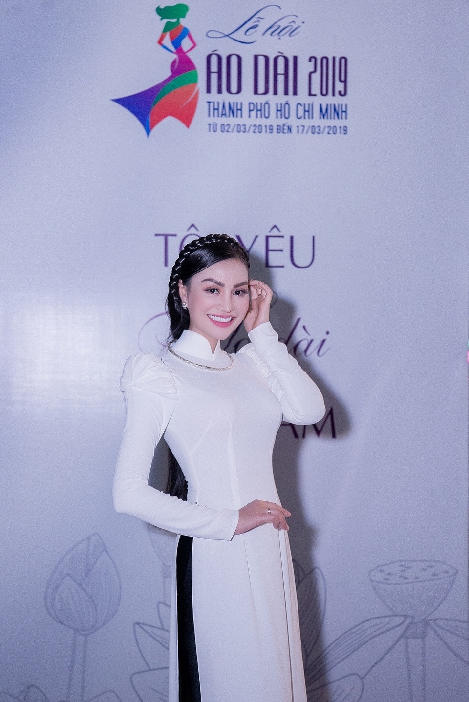 Nữ hoàng Trần Huyền Nhung với tình yêu lớn dành cho áo dài truyền thống Việt Nam. - 1 Nữ hoàng Trần Huyền Nhung với tình yêu lớn dành cho áo dài truyền thống Việt Nam. - 1