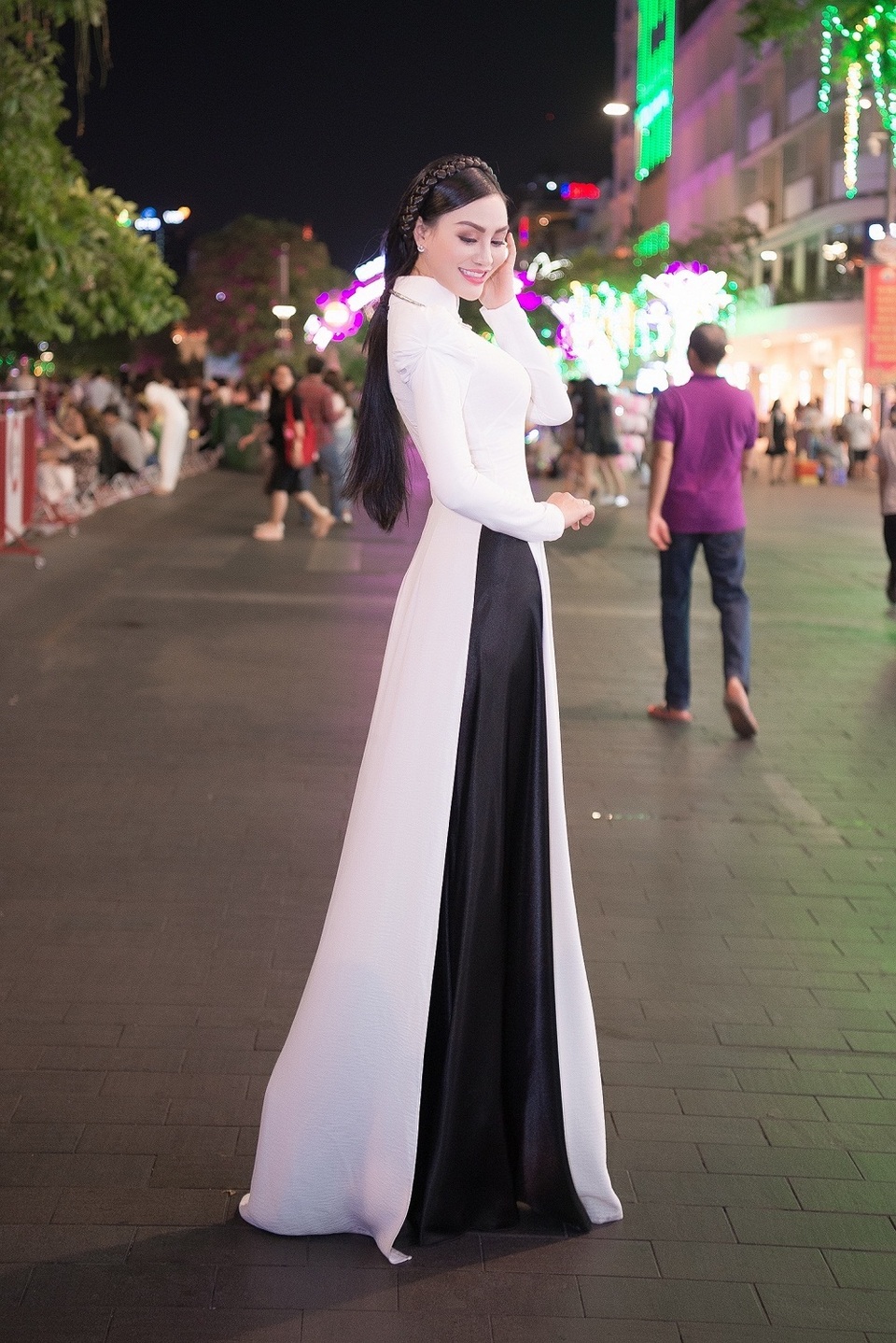 Nữ hoàng Trần Huyền Nhung với tình yêu lớn dành cho áo dài truyền thống Việt Nam. - 2 Nữ hoàng Trần Huyền Nhung với tình yêu lớn dành cho áo dài truyền thống Việt Nam. - 2