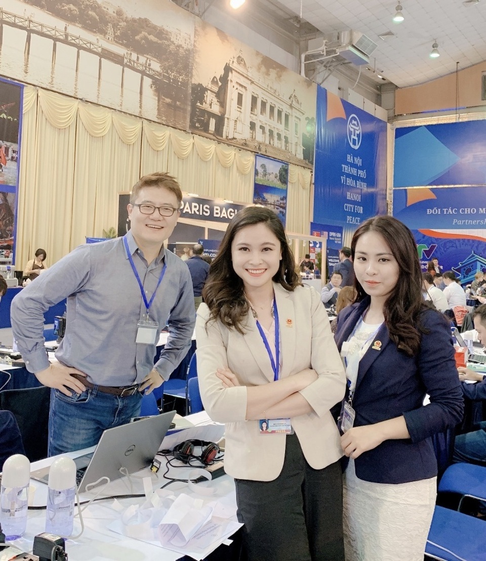 KHANH LY TAC NGHIEP TAI HOI NGHI THUONG DINH MY CHIEU.jpg KHANH LY TAC NGHIEP TAI HOI NGHI THUONG DINH MY CHIEU.jpg