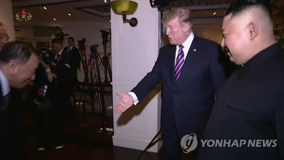 Triều Tiên chiếu bộ phim đặc biệt dài 78 phút về chuyến thăm Việt Nam của ông Kim Jong-un - 2 Triều Tiên chiếu bộ phim đặc biệt dài 78 phút về chuyến thăm Việt Nam của ông Kim Jong-un - 2