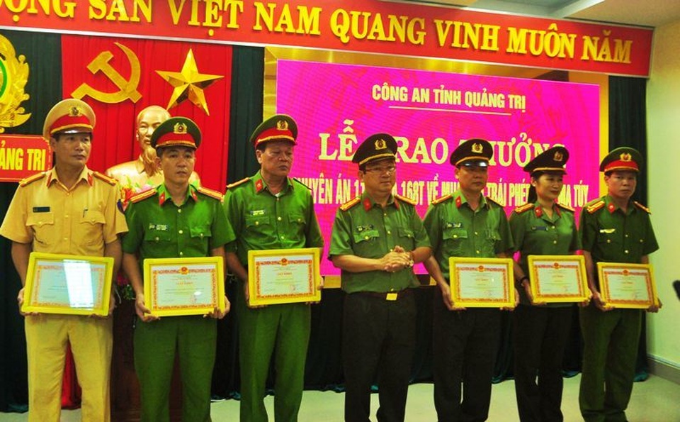 trao ban chuyen an 1.jpg trao ban chuyen an 1.jpg