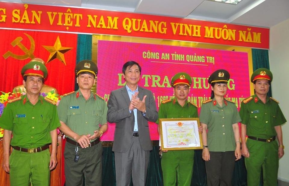 trao ban chuyen an 2.jpg trao ban chuyen an 2.jpg