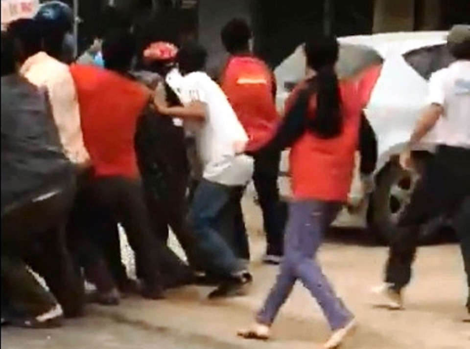 Hàng chục người dân kéo chiếc ô tô cháy ra khỏi nhà - 2