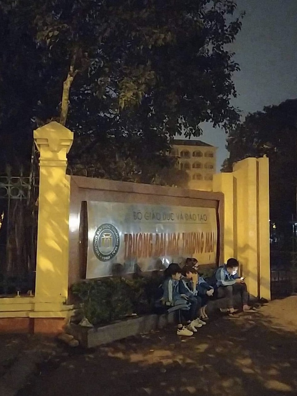Thị trường mùng 8/3: Trắng đêm ngủ vỉa hè, giữ chỗ đẹp bán hoa - 1 Thị trường mùng 8/3: Trắng đêm ngủ vỉa hè, giữ chỗ đẹp bán hoa - 1