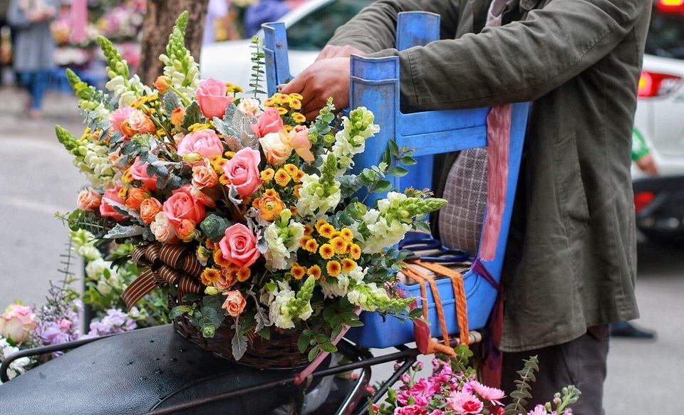 Cửa hàng hoa đông nghẹt thở, cánh “mày râu” xếp hàng mua tặng vợ - 10