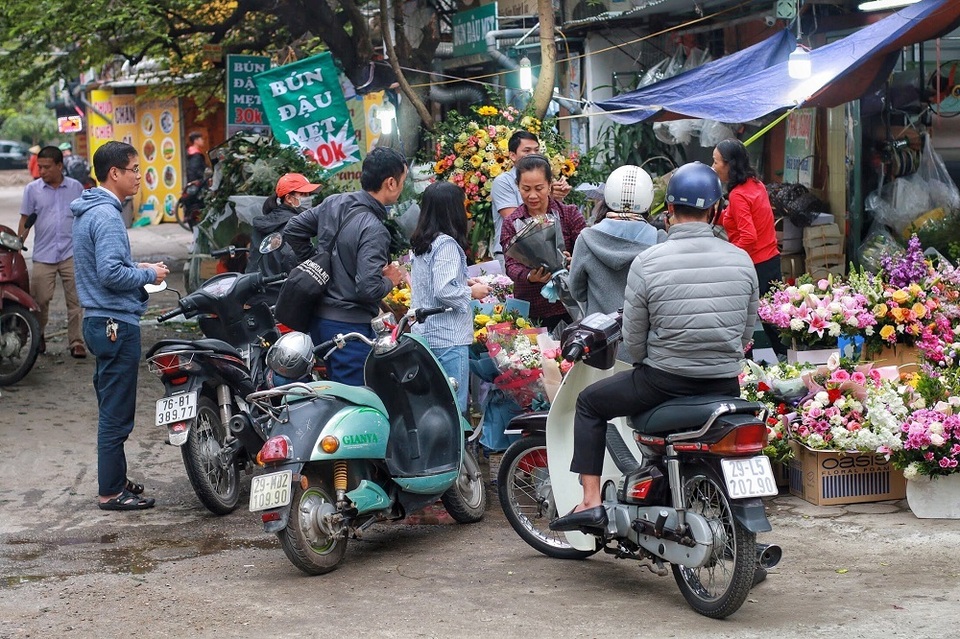 Cửa hàng hoa đông nghẹt thở, cánh “mày râu” xếp hàng mua tặng vợ - 11