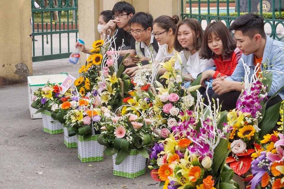 Thị trường mùng 8/3: Trắng đêm ngủ vỉa hè, giữ chỗ đẹp bán hoa - 2 Thị trường mùng 8/3: Trắng đêm ngủ vỉa hè, giữ chỗ đẹp bán hoa - 2
