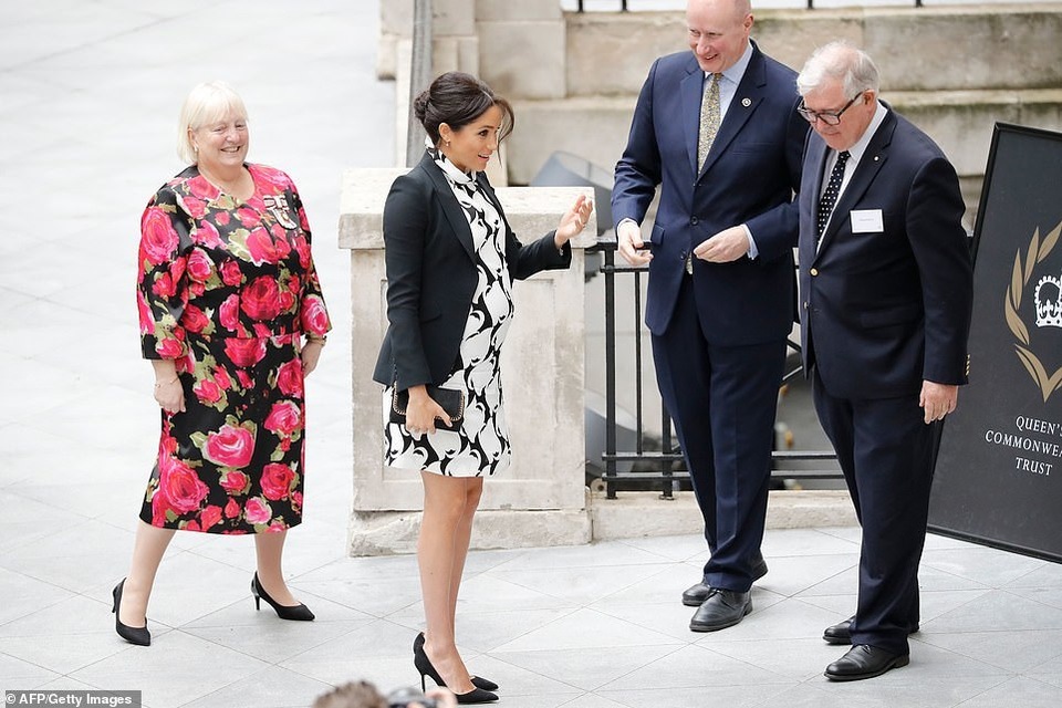 Meghan Markle bầu bí 8 tháng vẫn thon thả - 3 Meghan Markle bầu bí 8 tháng vẫn thon thả - 3
