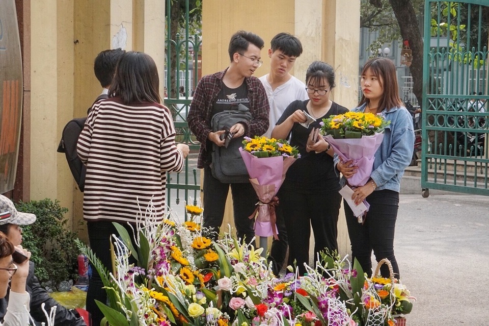 Thị trường mùng 8/3: Trắng đêm ngủ vỉa hè, giữ chỗ đẹp bán hoa - 3 Thị trường mùng 8/3: Trắng đêm ngủ vỉa hè, giữ chỗ đẹp bán hoa - 3