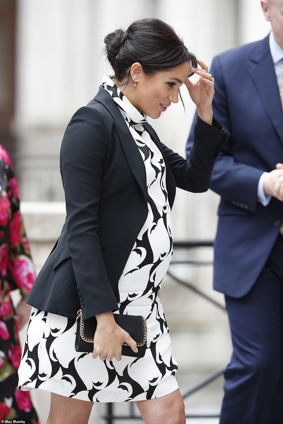 Meghan Markle bầu bí 8 tháng vẫn thon thả - 1 Meghan Markle bầu bí 8 tháng vẫn thon thả - 1