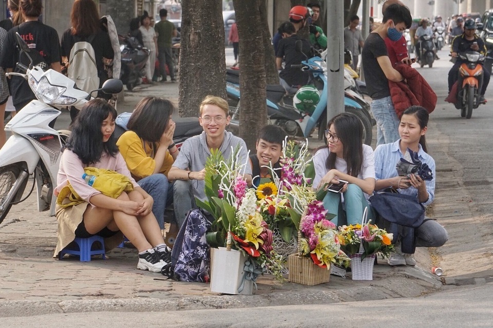 Thị trường mùng 8/3: Trắng đêm ngủ vỉa hè, giữ chỗ đẹp bán hoa - 5 Thị trường mùng 8/3: Trắng đêm ngủ vỉa hè, giữ chỗ đẹp bán hoa - 5