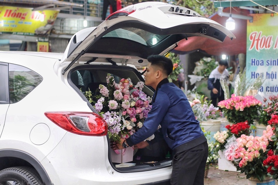Cửa hàng hoa đông nghẹt thở, cánh “mày râu” xếp hàng mua tặng vợ - 5