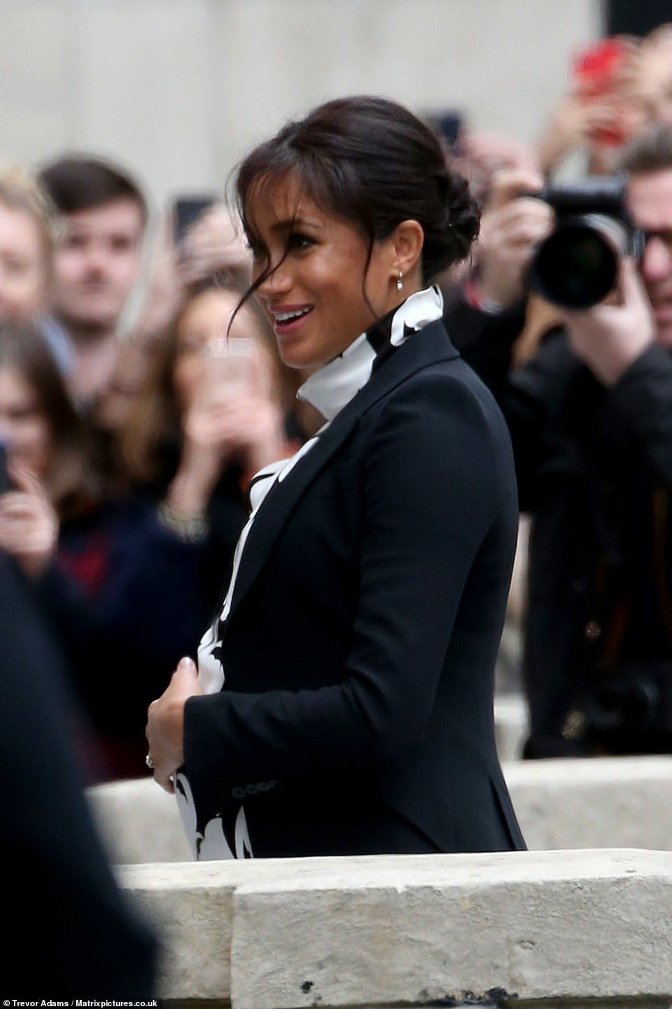 Meghan Markle bầu bí 8 tháng vẫn thon thả - 5 Meghan Markle bầu bí 8 tháng vẫn thon thả - 5