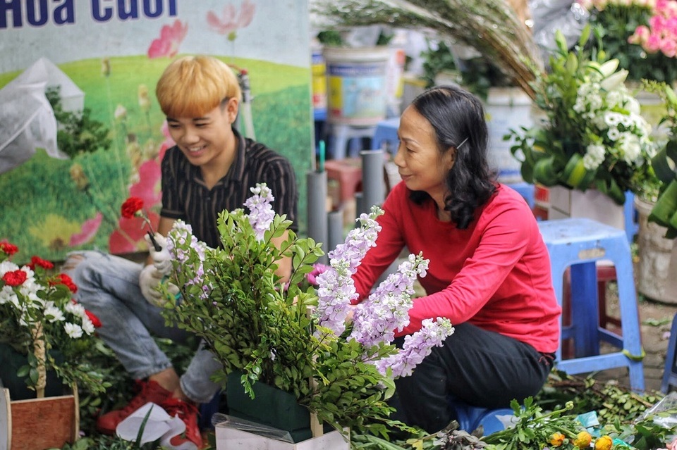Cửa hàng hoa đông nghẹt thở, cánh “mày râu” xếp hàng mua tặng vợ - 7