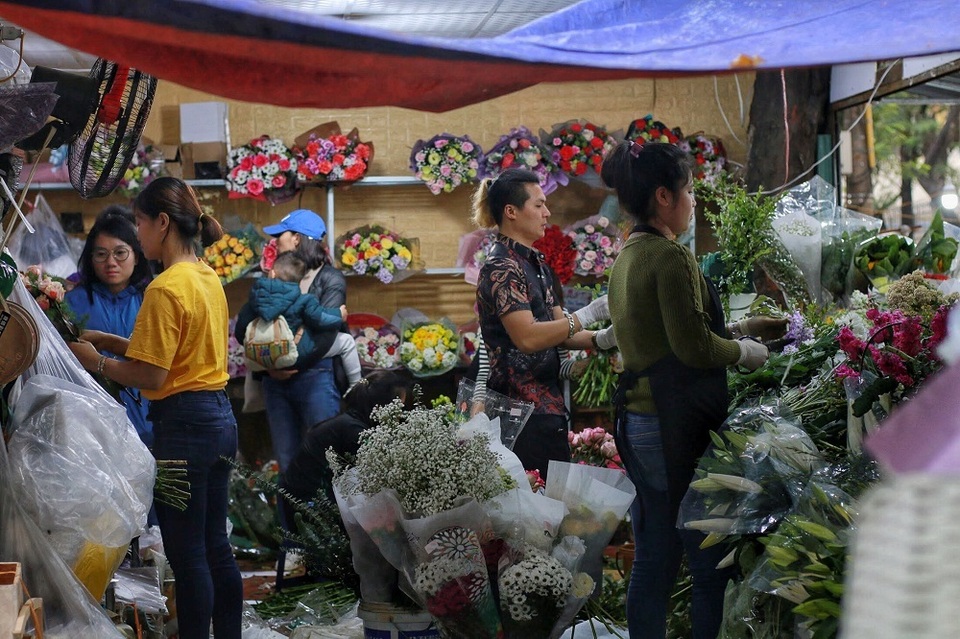 Cửa hàng hoa đông nghẹt thở, cánh “mày râu” xếp hàng mua tặng vợ - 8