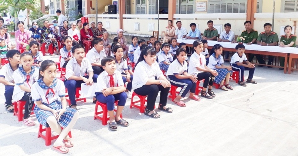 Trao 180 suất học bổng đến học sinh nghèo hiếu học tại Bến Tre - 1 Trao 180 suất học bổng đến học sinh nghèo hiếu học tại Bến Tre - 1