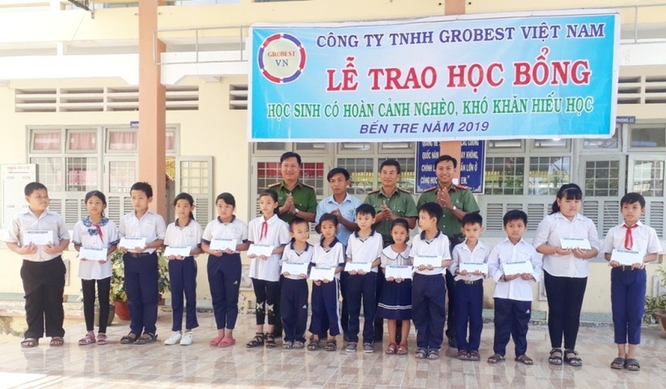 Trao 180 suất học bổng đến học sinh nghèo hiếu học tại Bến Tre - 2 Trao 180 suất học bổng đến học sinh nghèo hiếu học tại Bến Tre - 2