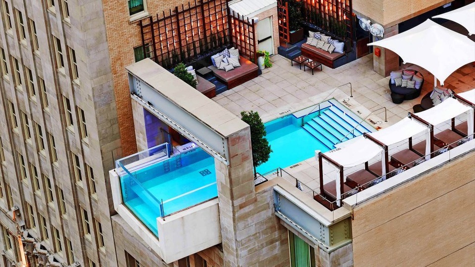 Bể bơi đáy kính được lắp đặt lên tòa tháp 40 tầng bên vịnh Nha Trang - 2 Bể bơi đáy kính được lắp đặt lên tòa tháp 40 tầng bên vịnh Nha Trang - 2