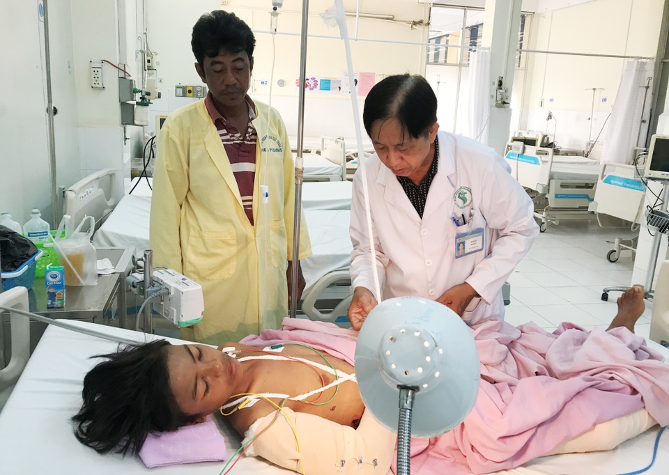 Nam sinh lớp 6 bị đứt gần lìa cánh tay khi đi bắt chuột - 1 Nam sinh lớp 6 bị đứt gần lìa cánh tay khi đi bắt chuột - 1