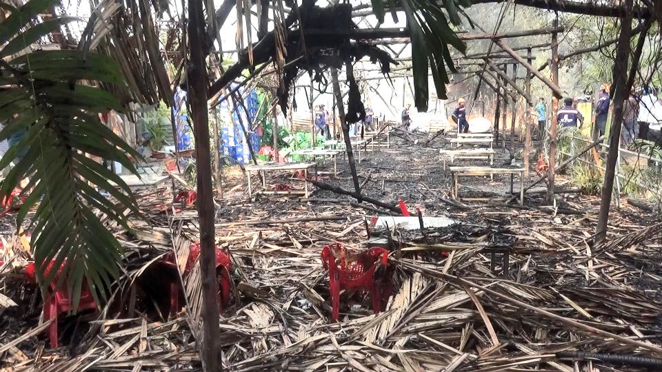 Kho hoá chất và quán nhậu chìm trong biển lửa - 3 Kho hoá chất và quán nhậu chìm trong biển lửa - 3