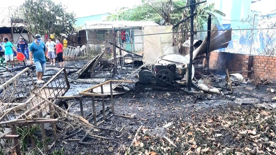 Kho hoá chất và quán nhậu chìm trong biển lửa - 7 Kho hoá chất và quán nhậu chìm trong biển lửa - 7