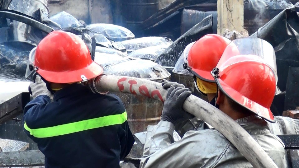 Kho hoá chất và quán nhậu chìm trong biển lửa - 6 Kho hoá chất và quán nhậu chìm trong biển lửa - 6