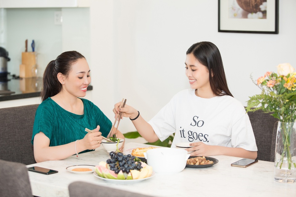 Tiểu Vy “nhắng nhít” vào bếp cùng mẹ trong ngày 8/3 - 7 Tiểu Vy “nhắng nhít” vào bếp cùng mẹ trong ngày 8/3 - 7