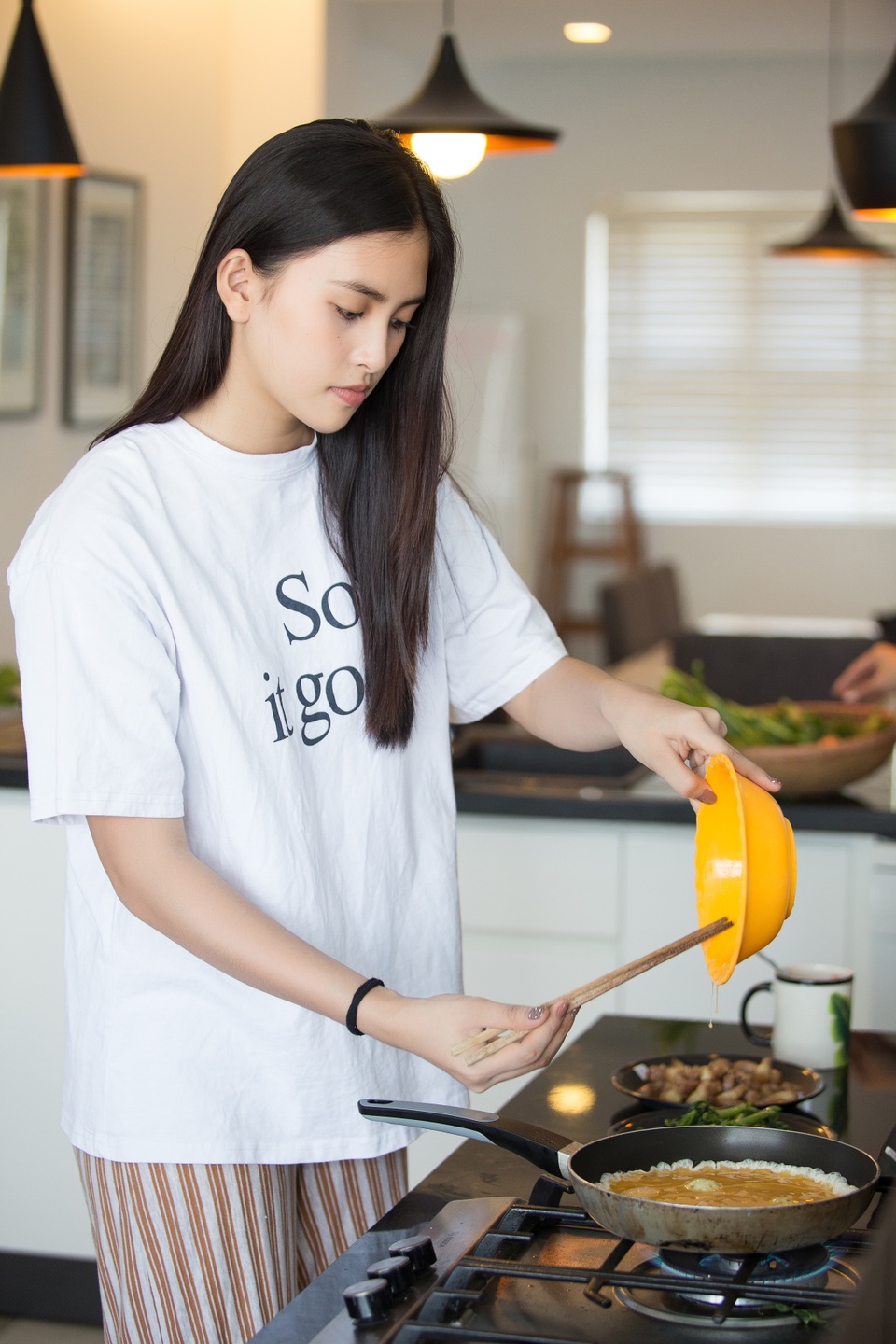 Tiểu Vy “nhắng nhít” vào bếp cùng mẹ trong ngày 8/3 - 4 Tiểu Vy “nhắng nhít” vào bếp cùng mẹ trong ngày 8/3 - 4
