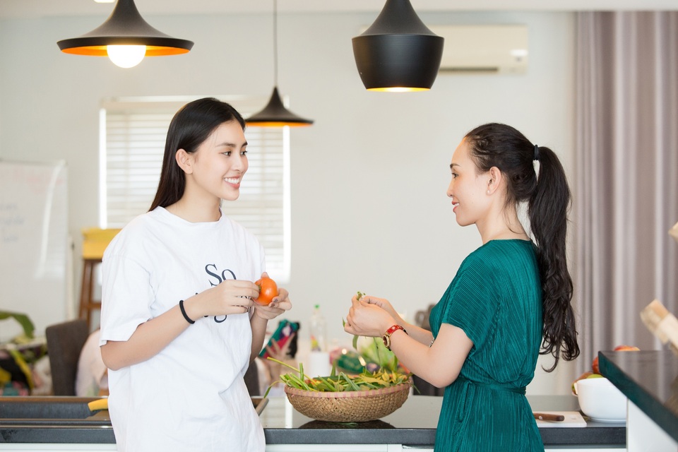 Tiểu Vy “nhắng nhít” vào bếp cùng mẹ trong ngày 8/3 - 1 Tiểu Vy “nhắng nhít” vào bếp cùng mẹ trong ngày 8/3 - 1