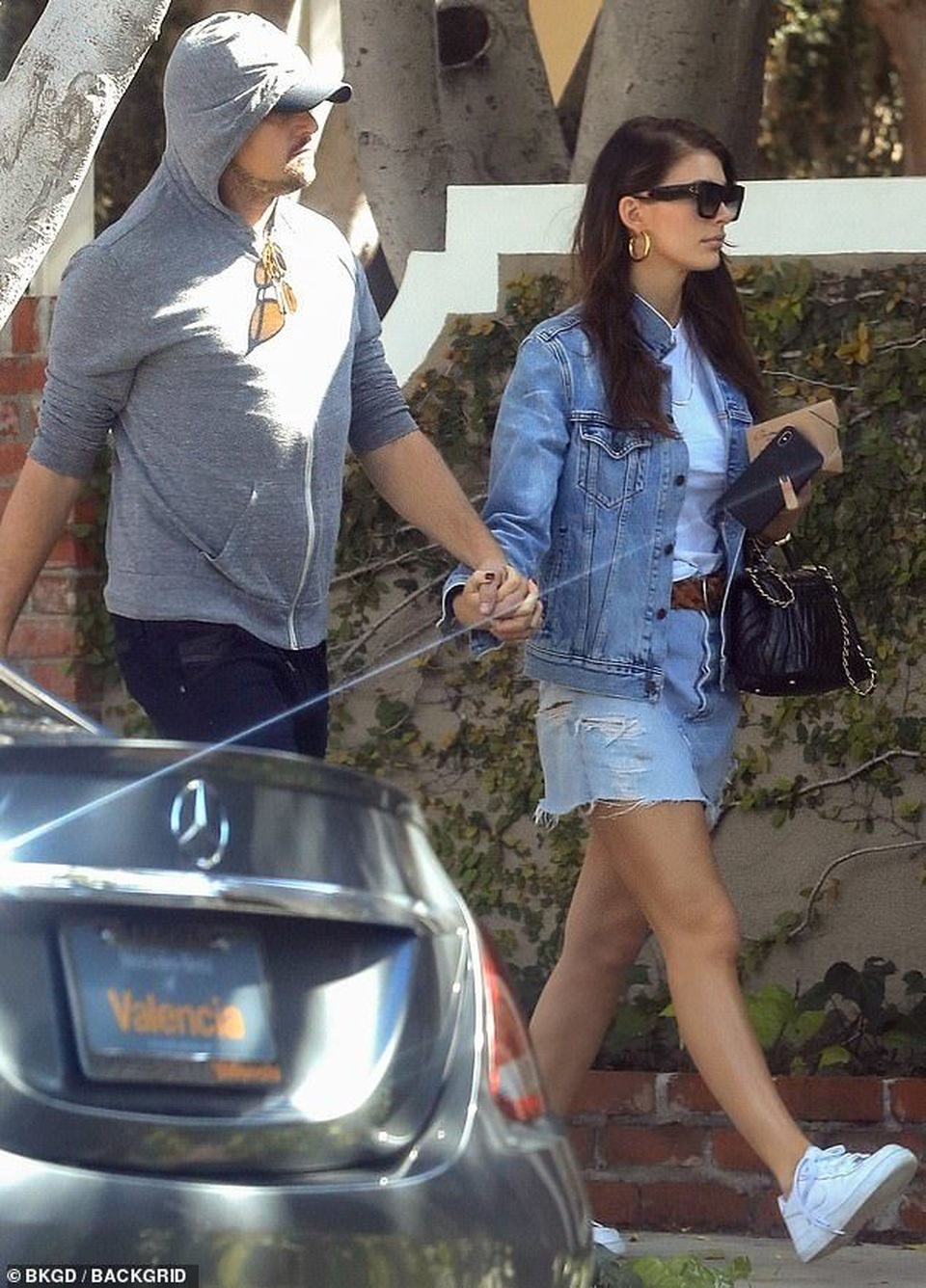 Leonardo DiCaprio ra phố cùng bạn gái kém 23 tuổi - 2