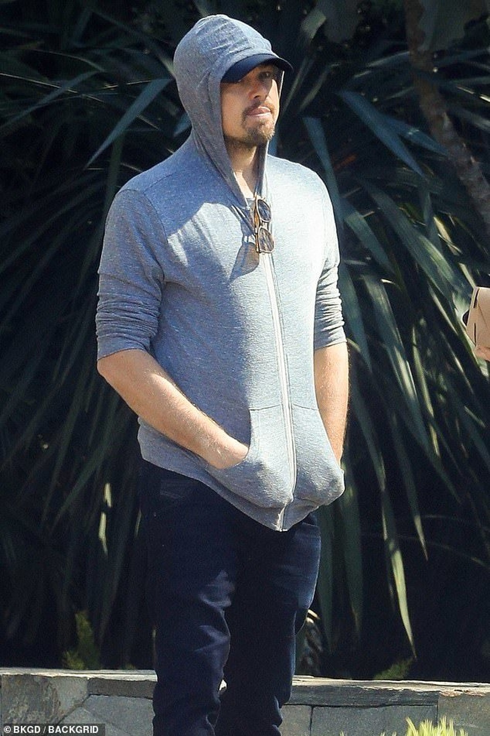 Leonardo DiCaprio ra phố cùng bạn gái kém 23 tuổi - 3