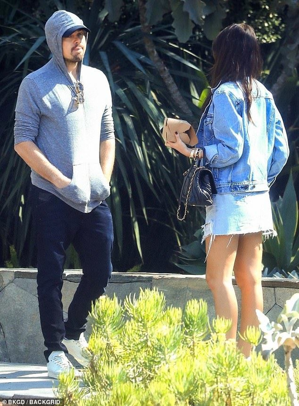 Leonardo DiCaprio ra phố cùng bạn gái kém 23 tuổi - 6