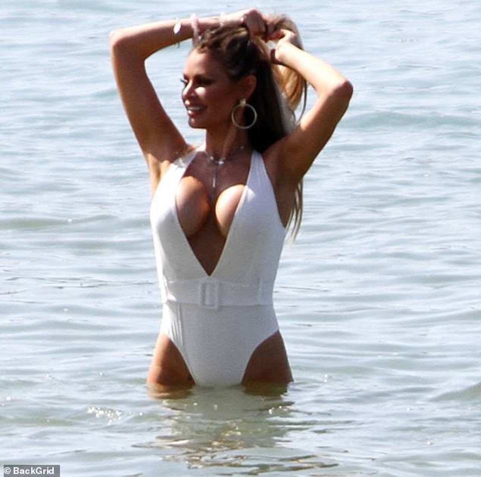 Người đẹp dao kéo Chloe Sims khoe khéo ngực đầy - 8 Người đẹp dao kéo Chloe Sims khoe khéo ngực đầy - 8