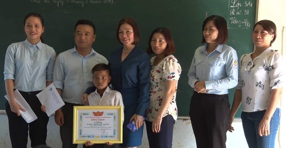 Tỉnh Đoàn Gia Lai trao Bằng khen cho học sinh lớp 3 cứu bạn khỏi đuối nước - 1 Tỉnh Đoàn Gia Lai trao Bằng khen cho học sinh lớp 3 cứu bạn khỏi đuối nước - 1
