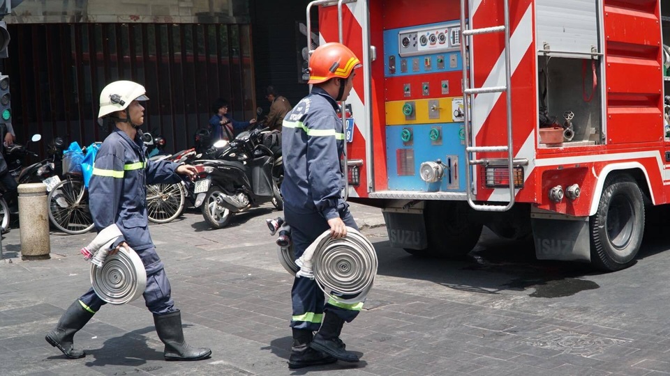Cháy nhà hàng cao tầng ở trung tâm quận 1, khói bốc cao mù mịt - 2 Cháy nhà hàng cao tầng ở trung tâm quận 1, khói bốc cao mù mịt - 2