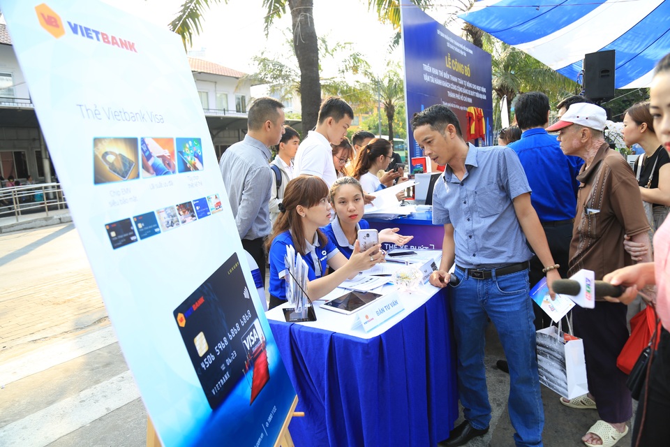 Bàn tư vấn đăng ký thẻ vé điện tử của Vietbank thu hút đông đảo hành khách tham gia - 1.JPG Bàn tư vấn đăng ký thẻ vé điện tử của Vietbank thu hút đông đảo hành khách tham gia - 1.JPG