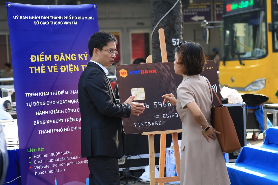 Bàn tư vấn đăng ký thẻ vé điện tử của Vietbank thu hút đông đảo hành khách tham gia - 2.JPG Bàn tư vấn đăng ký thẻ vé điện tử của Vietbank thu hút đông đảo hành khách tham gia - 2.JPG