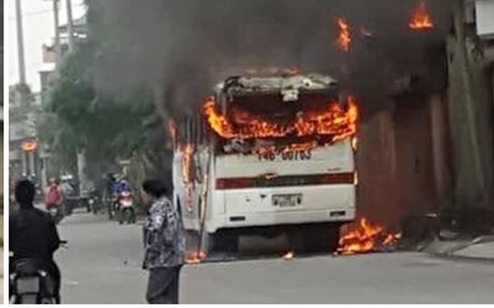 Xe chở công nhân phát nổ rồi cháy rụi - 1 Xe chở công nhân phát nổ rồi cháy rụi - 1