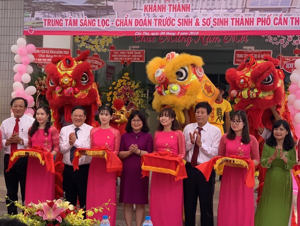 Các đại biểu dự lễ cắt băng khánh thành Các đại biểu dự lễ cắt băng khánh thành