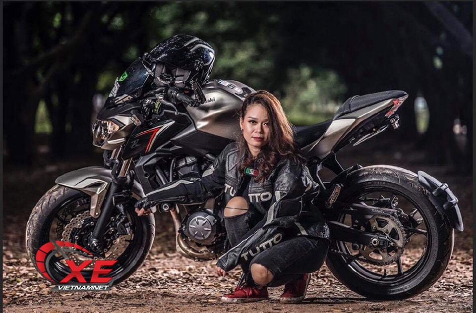 Quý cô Hà Nội chơi mô tô ngầu và chất khiến nam nhân phải nể phục - 3 Quý cô Hà Nội chơi mô tô ngầu và chất khiến nam nhân phải nể phục - 3