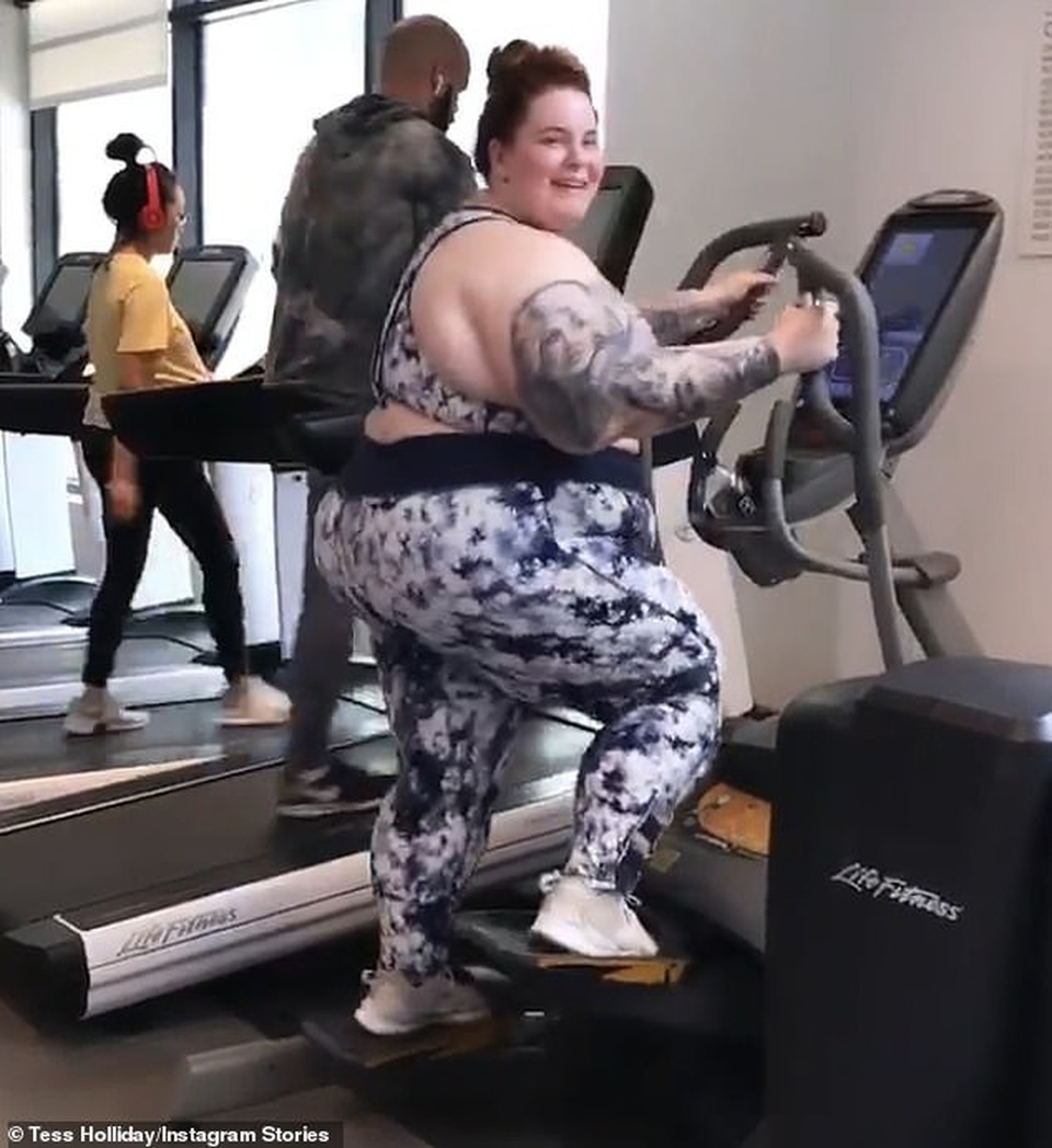 Người mẫu ngoại cỡ Tess Holliday khoe ảnh tập gym chăm chỉ - 5 Người mẫu ngoại cỡ Tess Holliday khoe ảnh tập gym chăm chỉ - 5