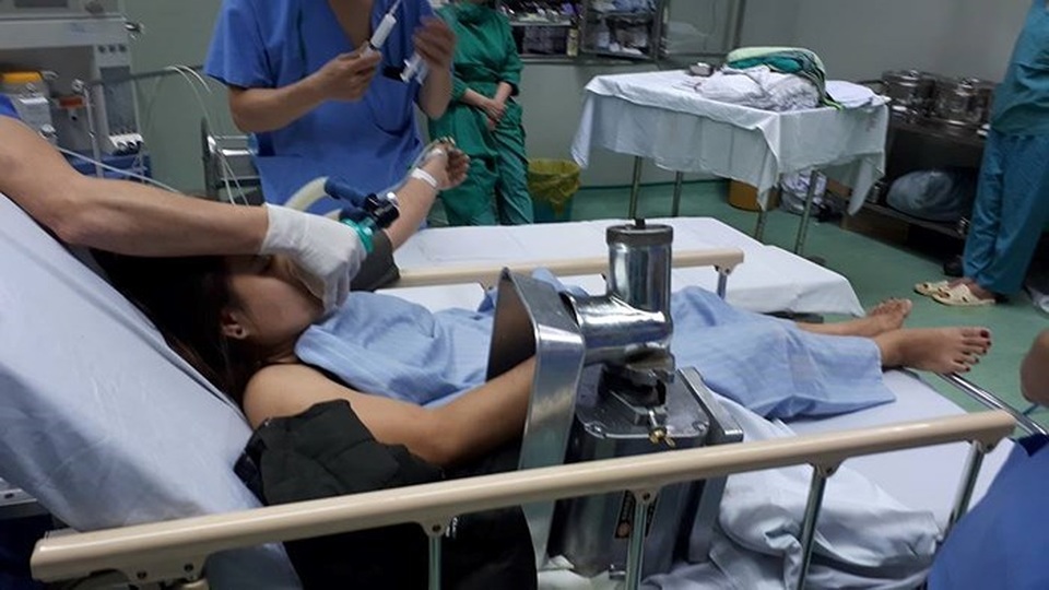 Nạn nhân nhập viện với chiếc máy xay đang dính chặt vào tay phải (Ảnh: Bệnh viện cung cấp).