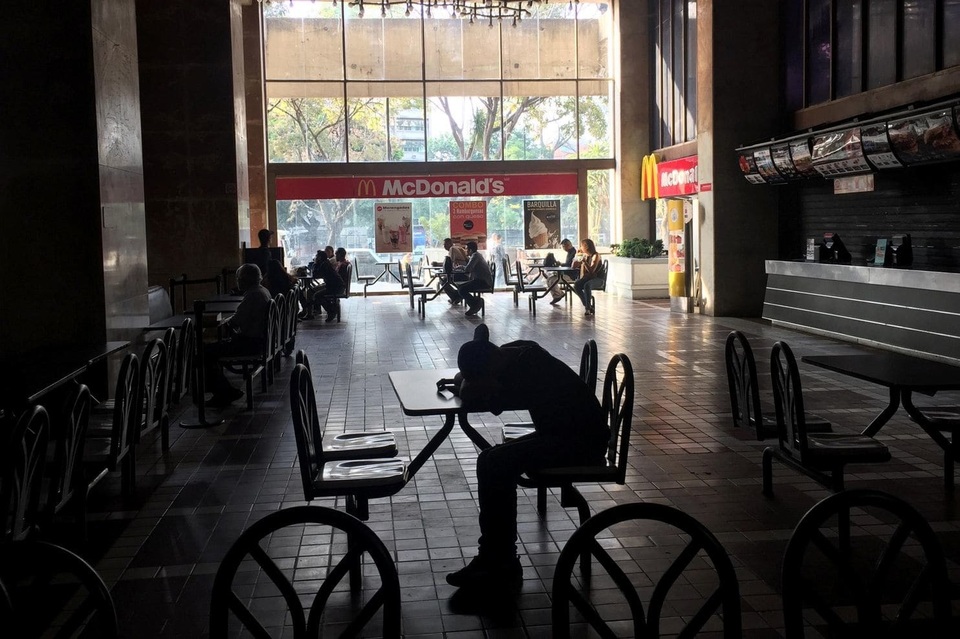 Cuộc sống đảo lộn trong bóng tối tại “những thành phố ma” ở Venezuela - 9 Cuộc sống đảo lộn trong bóng tối tại “những thành phố ma” ở Venezuela - 9